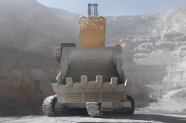 Komatsu PC8000-6: Gigant w świecie koparek hydraulicznych.