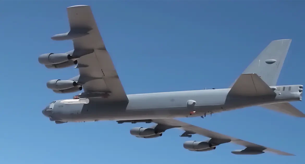 Na zdjęciu widoczne są charakterystyczne osiem silników zamontowanych po cztery na każdym skrzydle