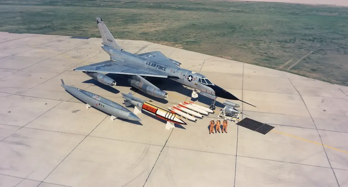 B-58 Hustler wraz z uzbrojeniem i członkami załogi.