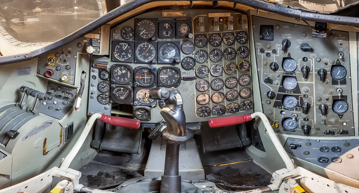 Wnętrze kokpitu B-58 – pełne analogowych wskaźników.