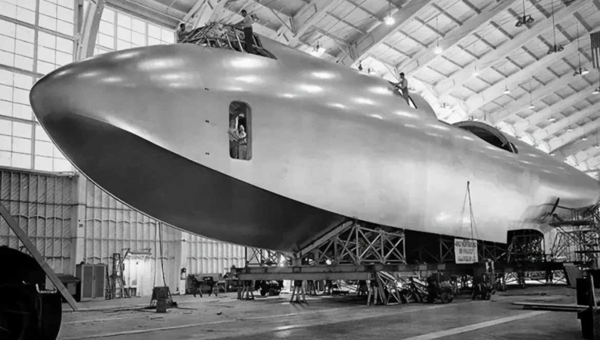 Proces montażu kadłuba Hughes H-4 Hercules, jednego z największych samolotów zbudowanych z drewna.