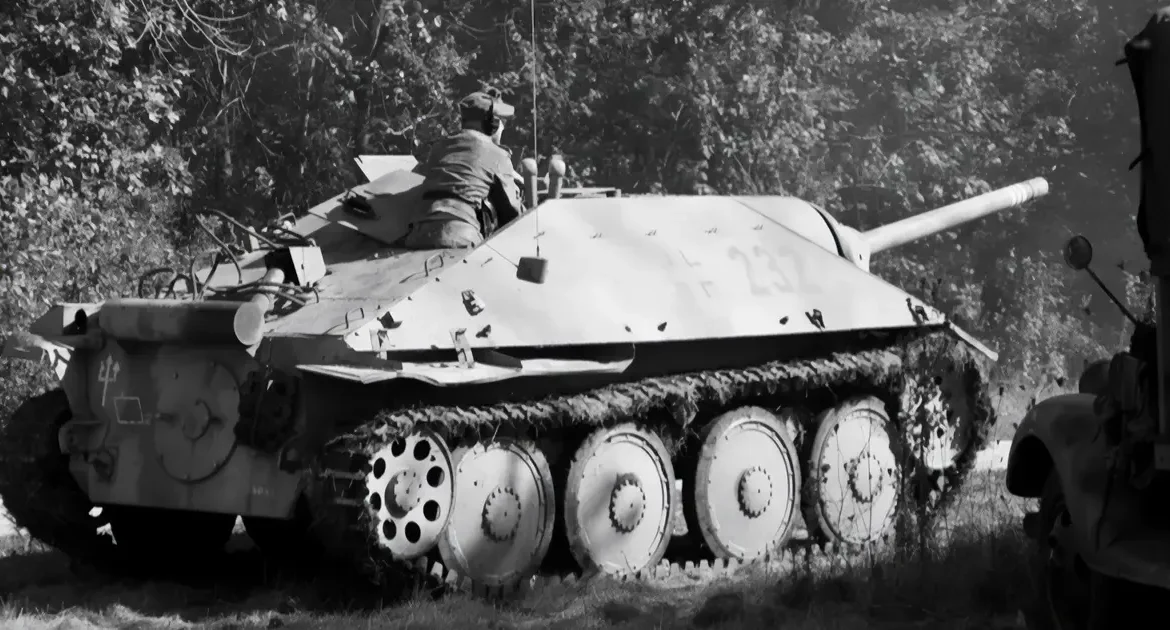 Niemiecki niszczyciel czołgów Jagdpanzer 38 'Hetzer' Widok na tylną część pojazdu.