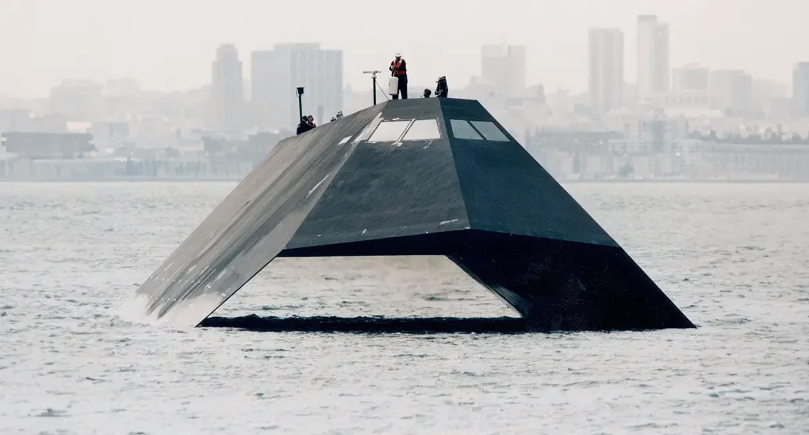 Sea Shadow (IX-529) – futurystyczny okręt marynarki USA podczas testów