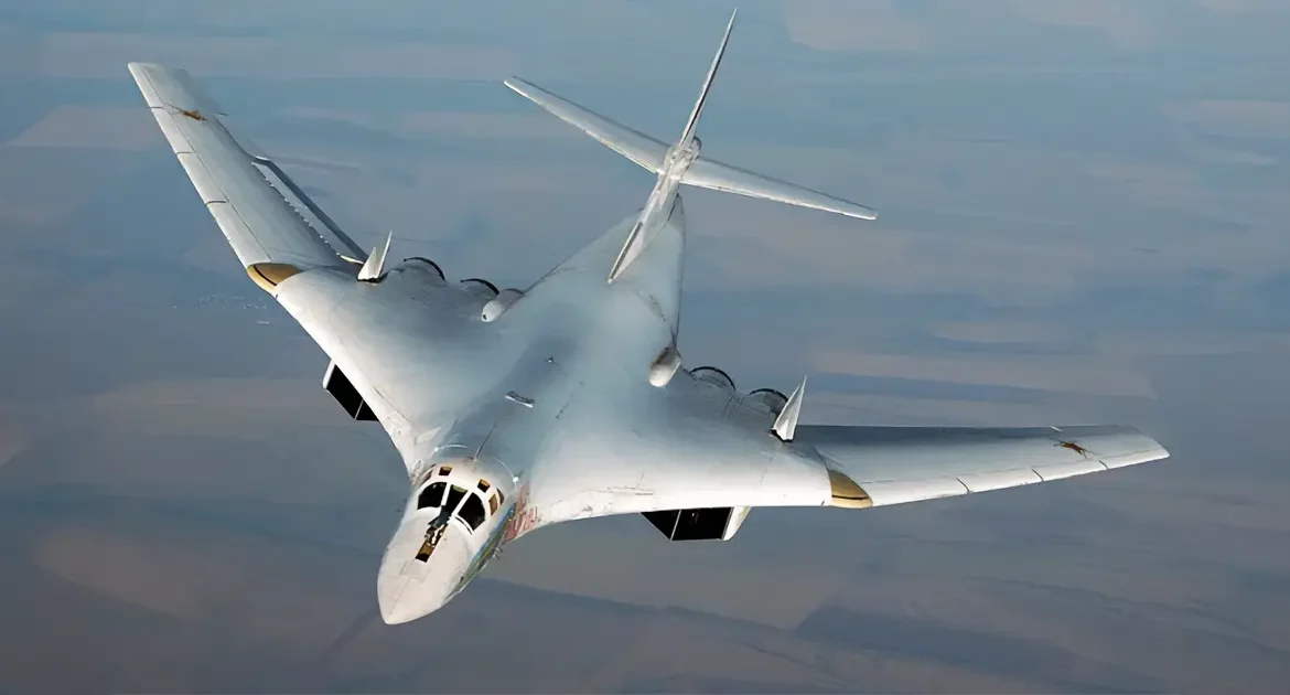 Tu-160, nazywany również "Białym Łabędziem", ma charakterystyczną smukłą sylwetkę i imponujące rozmiary.