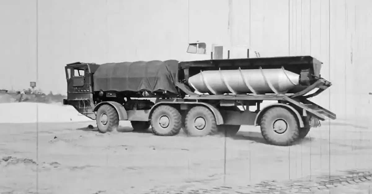 Transport śrubowego ZIŁ-4904 na specjalnej platformie.