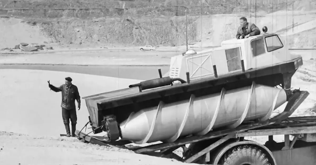 ZIŁ-4904 opuszcza platformę. To pojazd, który poradzi sobie tam, gdzie inne zawodzą.