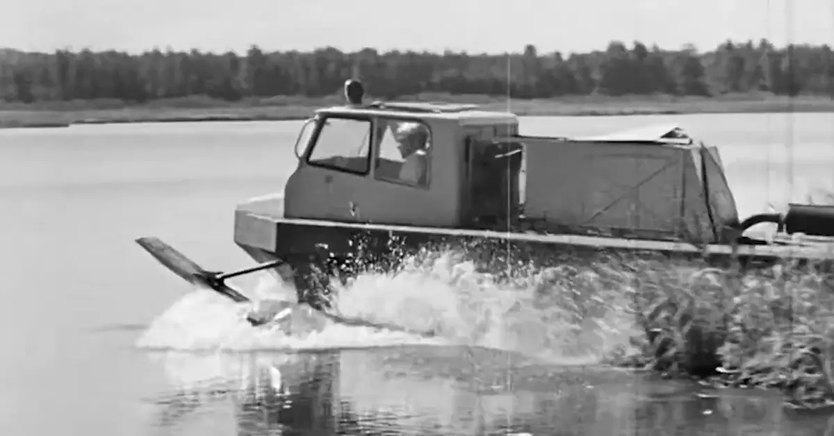 ZIŁ-4904 rozpoczyna przeprawę przez jezioro – radziecka inżynieria w służbie ratunku.