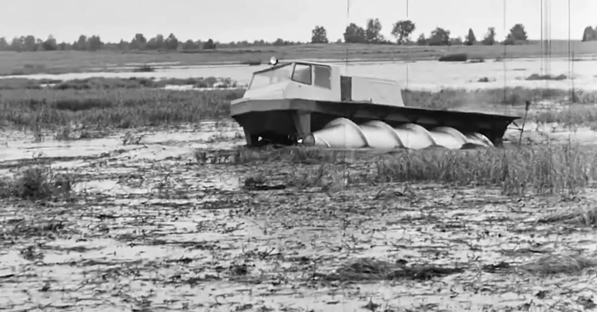ZIŁ-490 woda mu niestraszna – pokonuje wodę jak łódź, a błoto jak czołg.