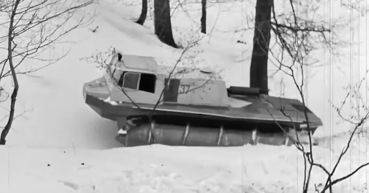 Zimowa Syberia, drzewa i śnieg – idealne warunki dla śrubowego ZIŁ-4904.