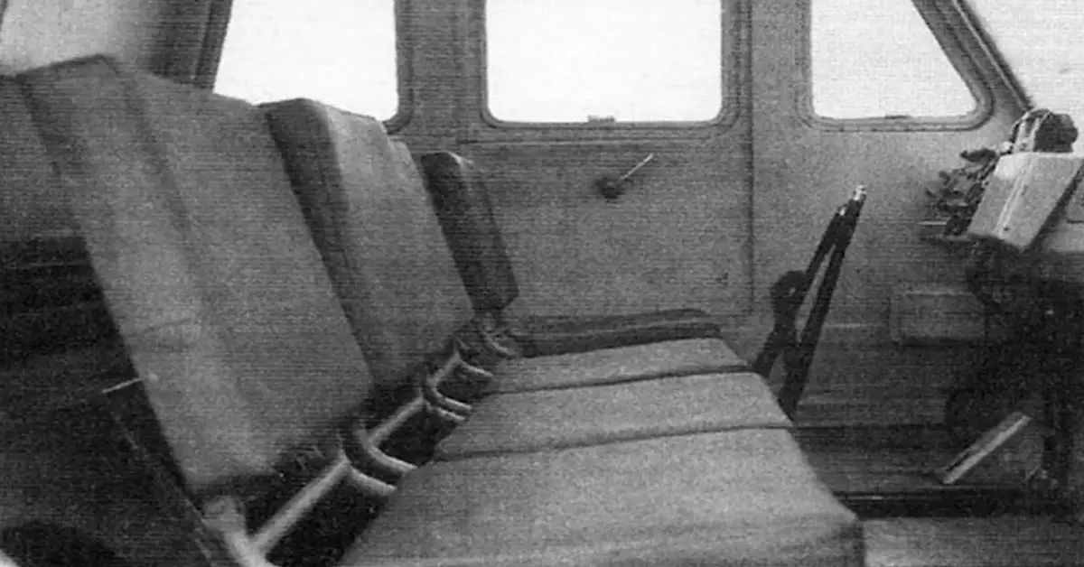 Wnętrze ZIŁ-4904 – kabina pomieściła 6 osób, w tym operatora i ratowników.