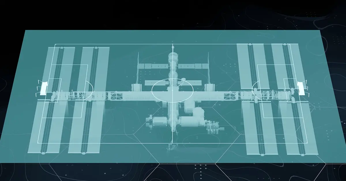 Stacja ISS rozciąga się na długość całego boiska, co pokazuje imponującą skalę tej inżynieryjnej konstrukcji na orbicie.