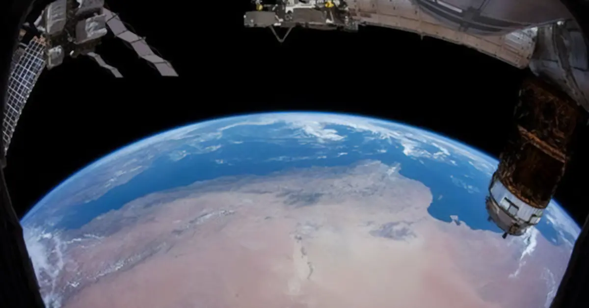 Astronauci z ISS codziennie widzą ten widok – bezkres Ziemi otoczony czernią kosmosu. Kadr jak z filmu, ale to rzeczywistość.