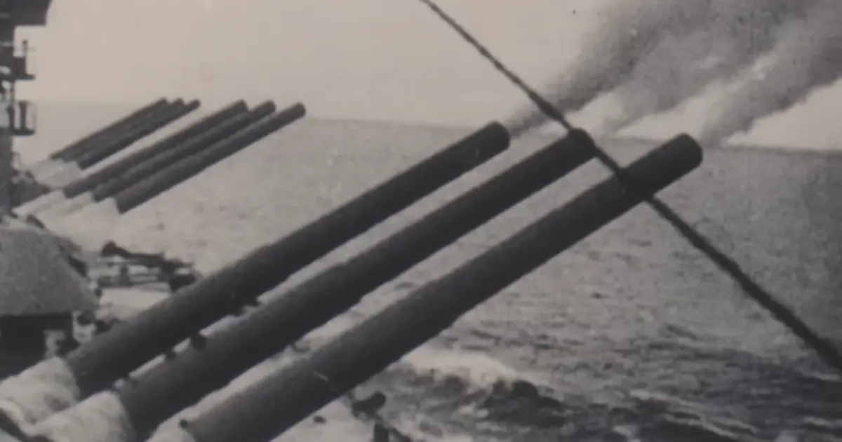 Salwa z dziewięciu dział kalibru 460 mm pancernika Yamato – największych zamontowanych na okręcie wojennym – o maksymalnym zasięgu ognia około 42 km.