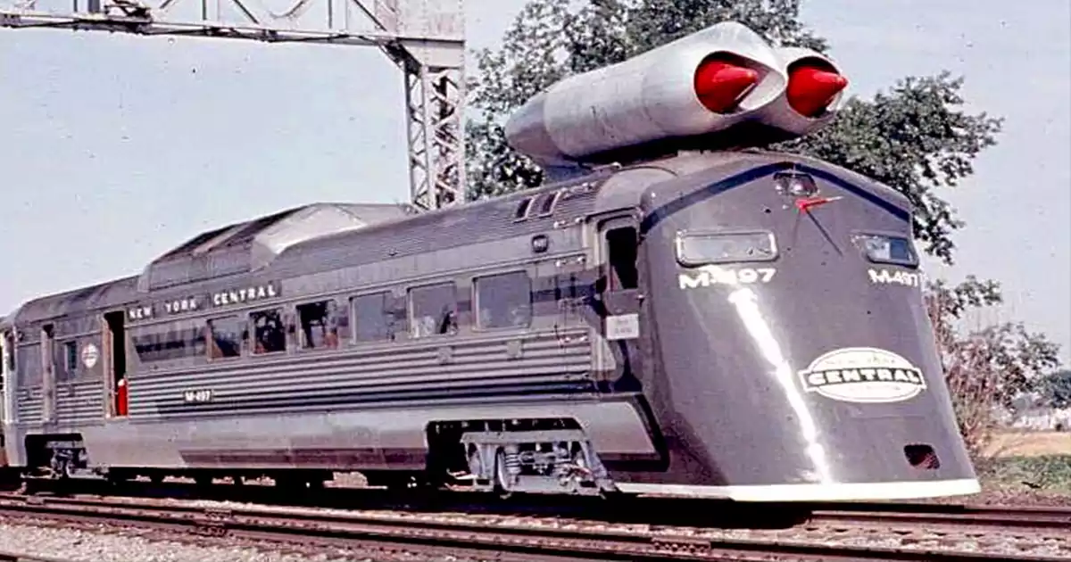 Prototyp pociągu odrzutowego M497 „Black Beetle” New York Central z 1966 roku, wyposażony w dwa silniki odrzutowe nad kabiną.