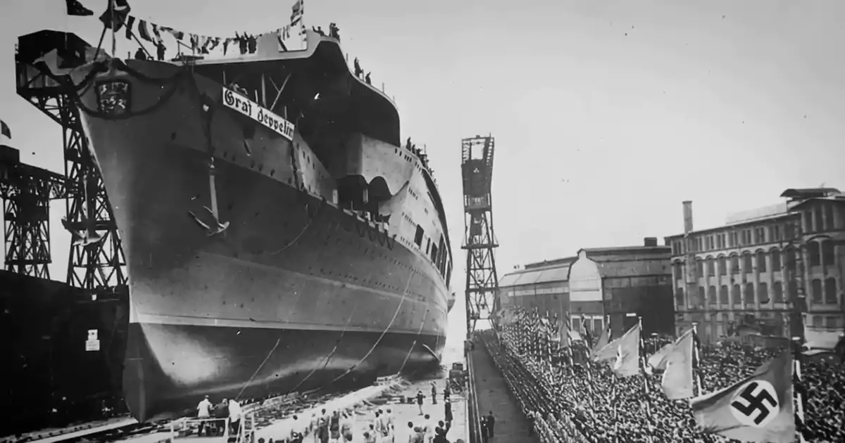 Uroczyste wodowanie niemieckiego lotniskowca Graf Zeppelin w Kilonii w 1938 roku, z propagandową oprawą i tłumami uczestników.