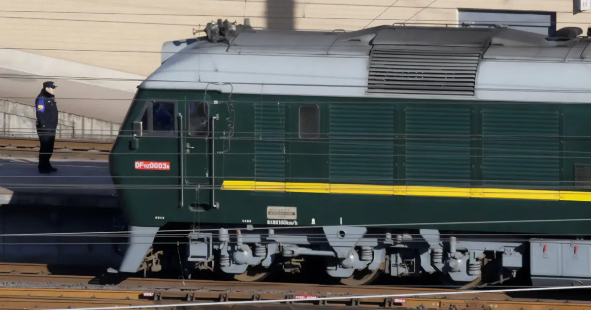 Chińska lokomotywa spalinowa DF4D, 3300 KM, używana w pancernym pociągu Kim Dzong Una – symbol siły i bezpieczeństwa Korei Północnej.